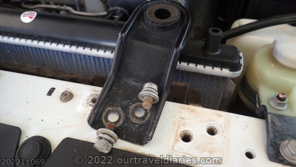 The Pajero 1351A012 Right Upper support Insulator unbolted